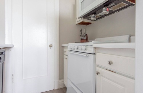 DeBaliviere Place Apartment | Barsala l Modern Studio in the Heart of St. Louis Just Steps from Forest Park
