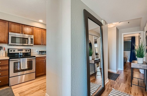North Beacon Hill Condo | Bay and Mountain Views with Pool and A/C!