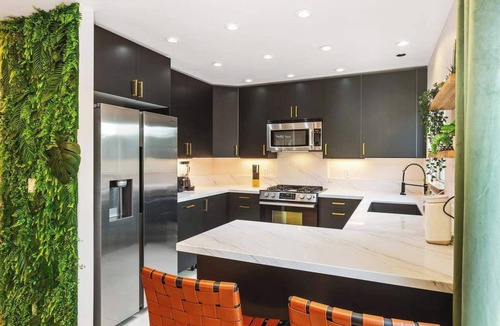 Mission Hills House | Bay & City Views★Sundeck★Hot Tub★Shuffle Board