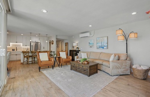 Crown Point Condo | Bay-view 2BR condo in Crown Point with pool, patio, and beach access.