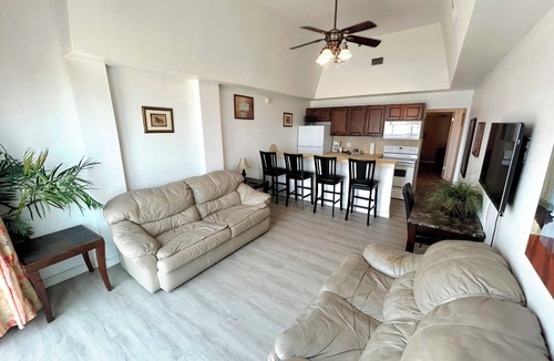 Schulte Park Condo | Beachfront 1-bedroom in wonderful Daytona Beach with kitchen, pool, tiki bar