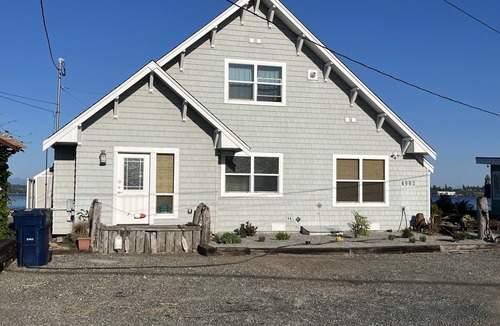 Priest Point House | Beachfront Getaway - The Beach House on Priest Point