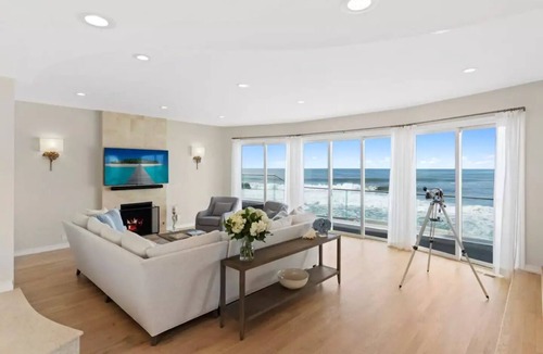 Lower Hermosa House | Beachfront Windansea Escape ideal for families