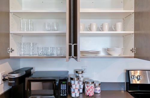North Beacon Hill Apartment | Beacon Hill 1BR - Balcony + Rooftop Views - Link Rail - Monthly Stays
