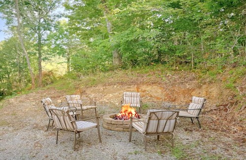 Seymour House | Bear Splashin Fun- 3 Bdrm, Private Outdoor Pool, Hot Tub, & Fire Pit
