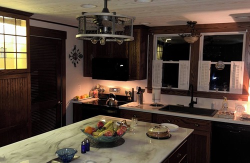 Meadville House | Beautiful and historical 6-bedroom house with AC & WiFi in lovely Meadville