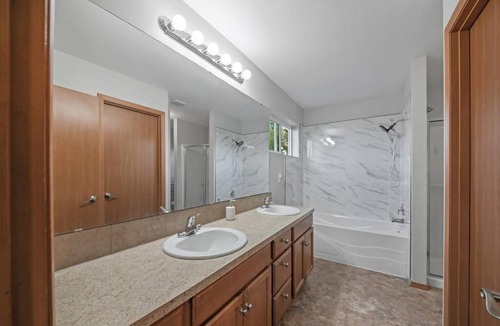 Holly Villa | Beautiful craftsman style 4BDs, 2.5Baths Townhome