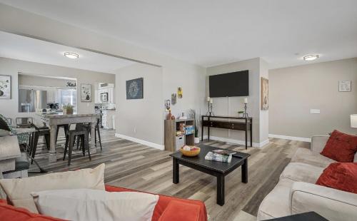 Creve Coeur House | Bellerive Hangout with Hot Tub by StayLage