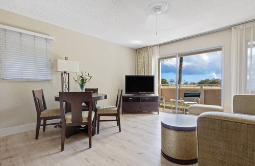 Wailua Hotel | Best Choice! Unit with Kitchen, Outdoor Pool, Free Parking Onsite!
