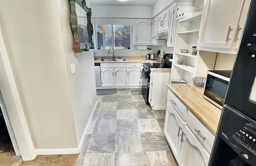 Madison House | Big, Fun, Clean and Comfy Townhome in Madison