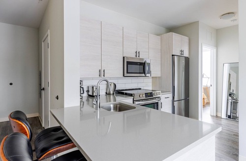 Edgewater Apartment | Blueground | Edgewater, fitness center, nr Lake