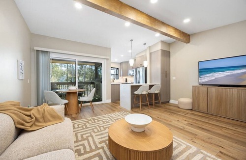La Jolla Village Condo | Boardwalk Treehouse- La Jolla Monthly Rental Near Beaches, Torrey Pines, UCSD