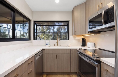 La Jolla Village Condo | Boardwalk Treehouse- La Jolla Monthly Rental Near Beaches, Torrey Pines, UCSD