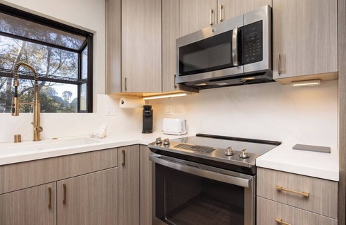 La Jolla Village Condo | Boardwalk Treehouse- La Jolla Monthly Rental Near Beaches, Torrey Pines, UCSD