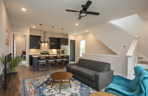 Radnor House | Bold + BRIGHT!|3bd 2.5ba|10 Minutes to All of Music City!