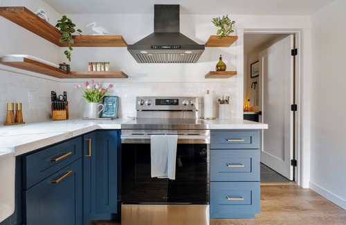Everett House | Boutique Stay w/Covered Patio, Sauna, AC, Attic Hideaway + Mins to Water