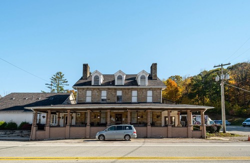 Chalk Hill Hotel | Braddock | Historic Victorian Inn Room
