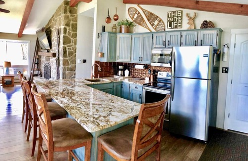Donegal Ski Chalet | Bright & Clean Chalet with Hot Tub
