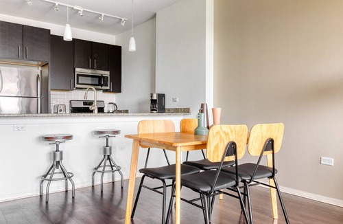 Evanston Apartment | Bright Evanston 1BR w/Pool & Gym, walk to Northwestern, by Blueground