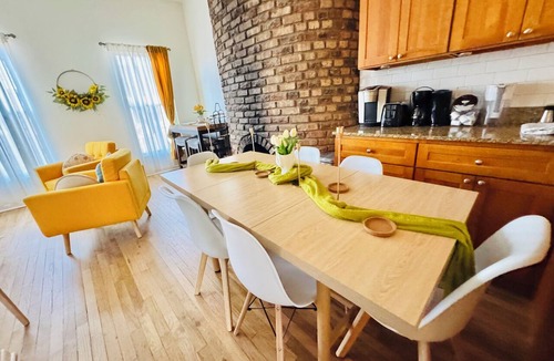Sheffield and DePaul Apartment | Bright& Modern Gateway Near DePaul University FREE Parking