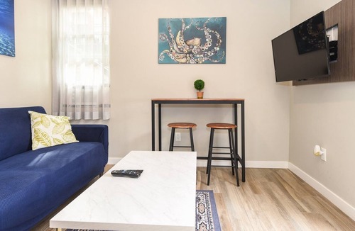 Mission Hills Apartment | Bright ☀️ Old Town. Parking/WiFi. Cable/Walk to All
