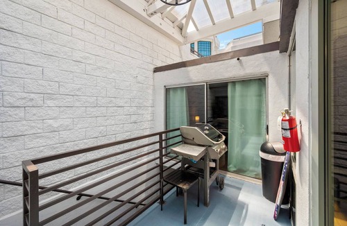 Civic Core Apartment | Bright Remodeled 2 queen beds Studio Close Little Italy