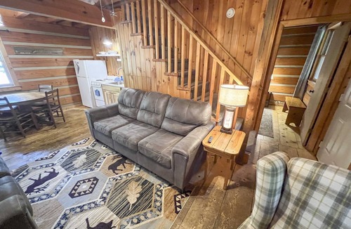 Cherokee Cabin | Cabin #6 - Riverfront w/Large Back Deck & more!