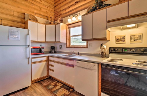 Spanish Valley Cabin | Cabin w/Fire Pit, Views & BBQ: 18 Mi to Moab!