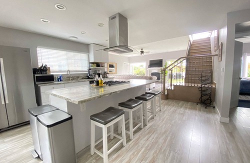 Clairemont House | Canyon Castle View House