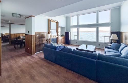Clinton Villa | Captain’s Quarters