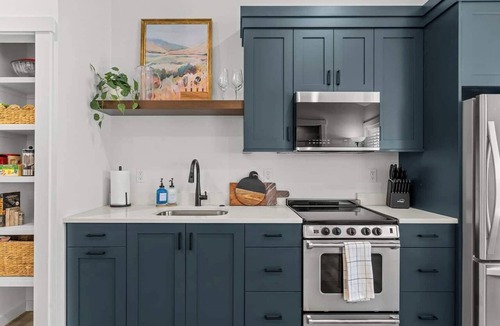 Sunset House | Central Studio walkable to grocery store, green belt, restaurants, gym, park and much more