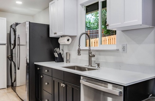 University Place House | Charming 2-bedroom house in welcoming University Place with AC