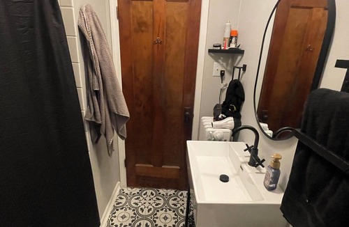 Norwood Park East Condo | Charming 2-bedroom condo with WiFi, AC in lovely Chicago. Ample parking,