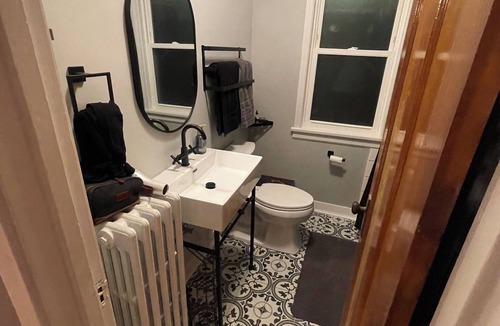 Norwood Park East Condo | Charming 2-bedroom condo with WiFi, AC in lovely Chicago. Ample parking,