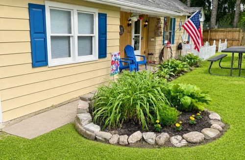 Edinboro Cottage | Charming 3-bedroom cottage at lovely Edinboro Lake