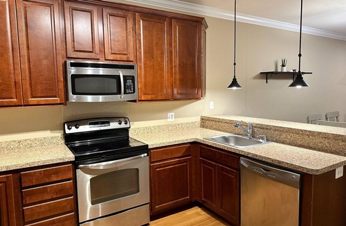 Bridgeport House | Charming 3BR & 2.5Ba nested in KOP w free parking, close to Conshy & Philly.