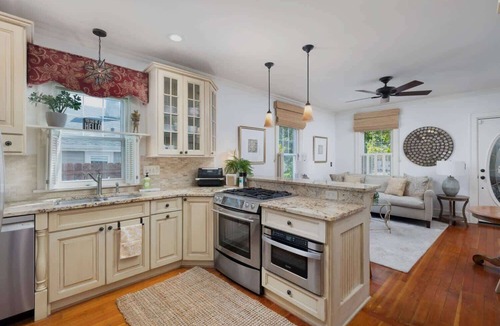 Geneva House | Charming 3BR Cottage + Garden, Walk to Downtown & Metra, Sleeps 6