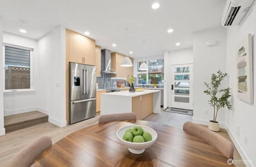 Wallingford House | Charming 4-bedroom house with lake view , WiFi and AC in wonderful Seattle