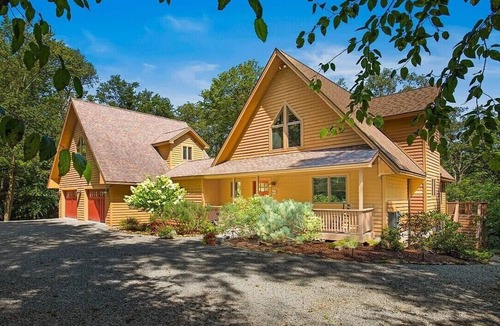 Jones Mills House | Charming 5-Bedroom Mountain Chalet Near Seven Springs & More