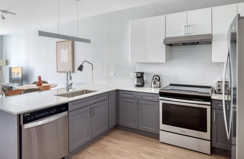 Arlington Heights Apartment | Charming Arlington Heights 2BR w/ W/D, Gym & BBQ, nr Dining, by Blueground