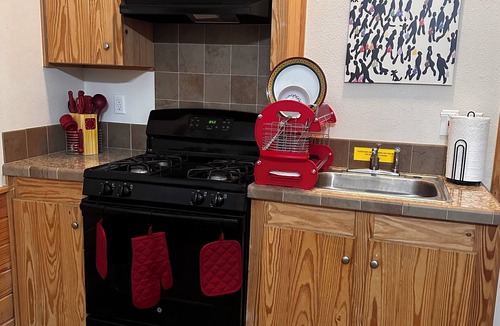 La Hacienda Estates Cabin | Charming cottage in brilliant Austin with AC, heat, fitness, 2 pools heated