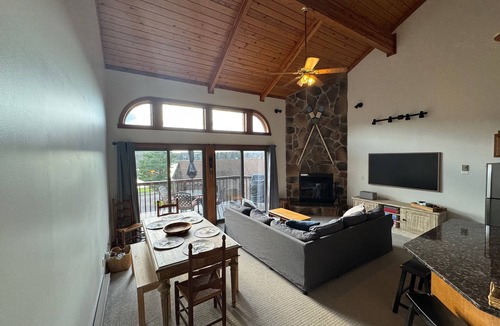 Sunplace Condo | Charming & cozy retreat minutes to Wisp-lake & Mnt. views/access & indoor pool!