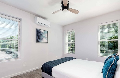 DeBaliviere Place Apartment | Charming Cozysuites 2BR Condo w/parking! 01