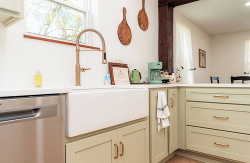 Rockwood House | Charming farmhouse in Rockwood 4 bedrooms fireplace with pond serene and scenic!