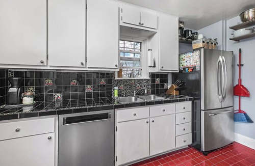 Wallingford House | Charming Green Lake Craftsman – Hot Tub, AC, Dog Friendly, Walk to Lake & C.