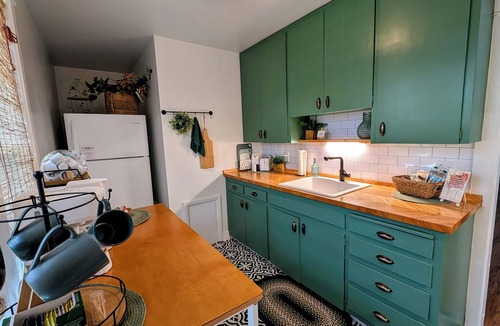 Franklin House | Charming & Updated Cozy/Clean 2 bed house! Luxury beds & covered back patio!