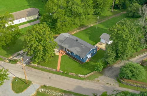 Columbia House | Charming Vintage 1950s Cottage Just 1 Mile to Downtown!