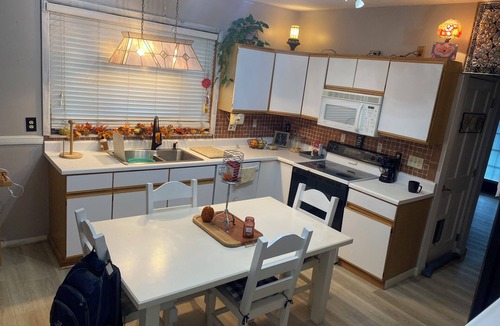 Delmont House | Charming3-bedroom house ,with central air Delmont pa, 20min from Pittsburgh