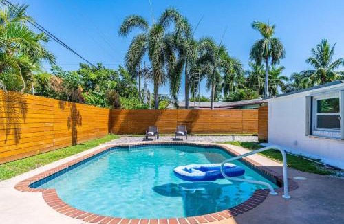 Survey Creek House | Chic Pompano Getaway - Pool Beach & Pickleball - Family