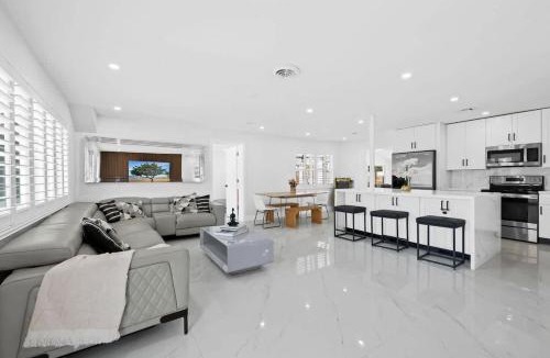 Survey Creek House | Chic Pompano Getaway - Pool Beach & Pickleball - Family